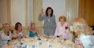 Η Ντόρα δίπλα στις γυναίκες της Αθήνας