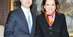 Δηλώσεις της Ντόρας Μπακογιάννη και του Αλβανού ομολόγου της Λουλζίμ Μπάσα κατά την κοινή συνέντευξη Τύπου στα Τίρανα.