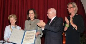 Στη Ντόρα Μπακογιάννη απονεμήθηκε το Ευρωπαϊκό Βραβείο Περιφερειακής Πολιτικής και Τοπικής Αυτοδιοίκησης