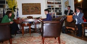 Απαντώντας σε ερωτήσεις από το twitter